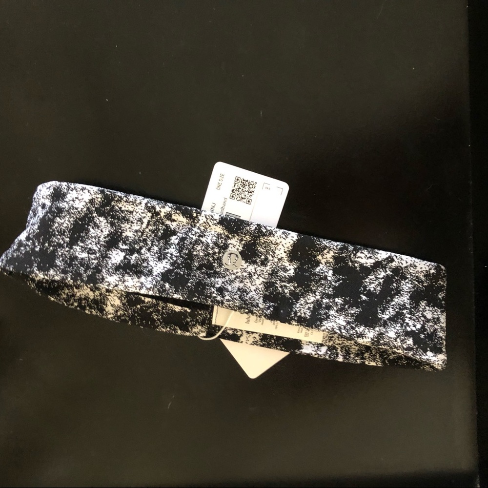 Lululemon fly away tamer headband new